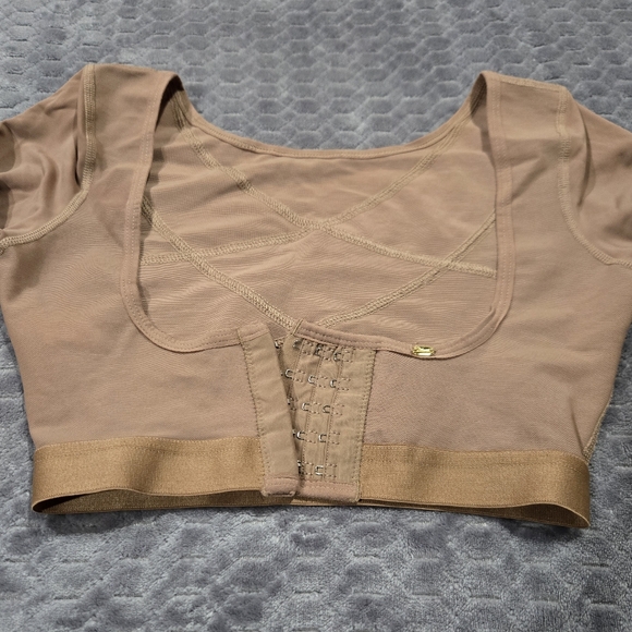 STAGMI 3/4 Sleeve Post op Compression Vest - Picture 2 of 6